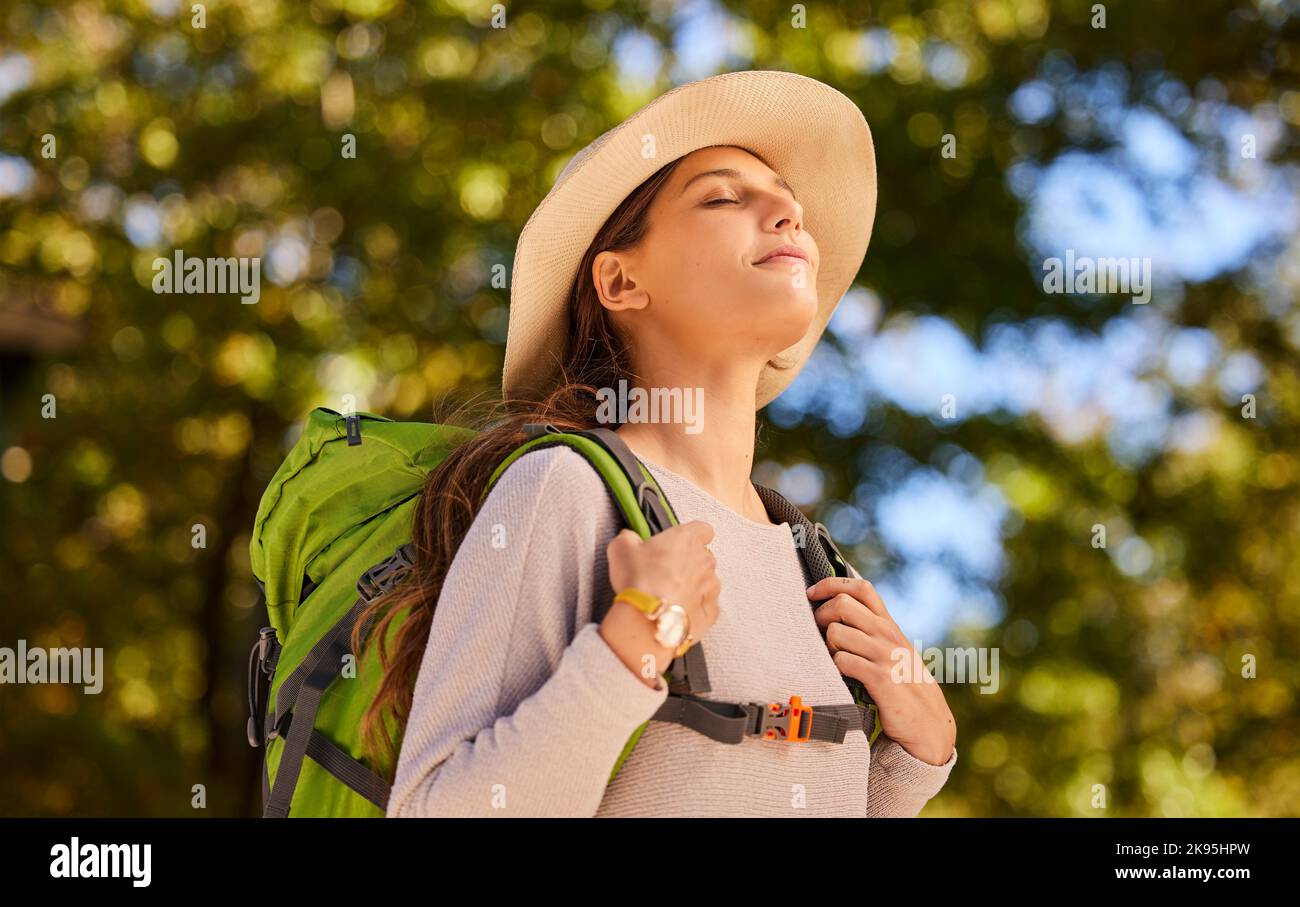 Donna, respiro e backpacking in viaggio natura per calma, tranquilla e rilassante avventura. Rilassato viaggiatore femminile godendo di aria fresca, viaggio e. Foto Stock