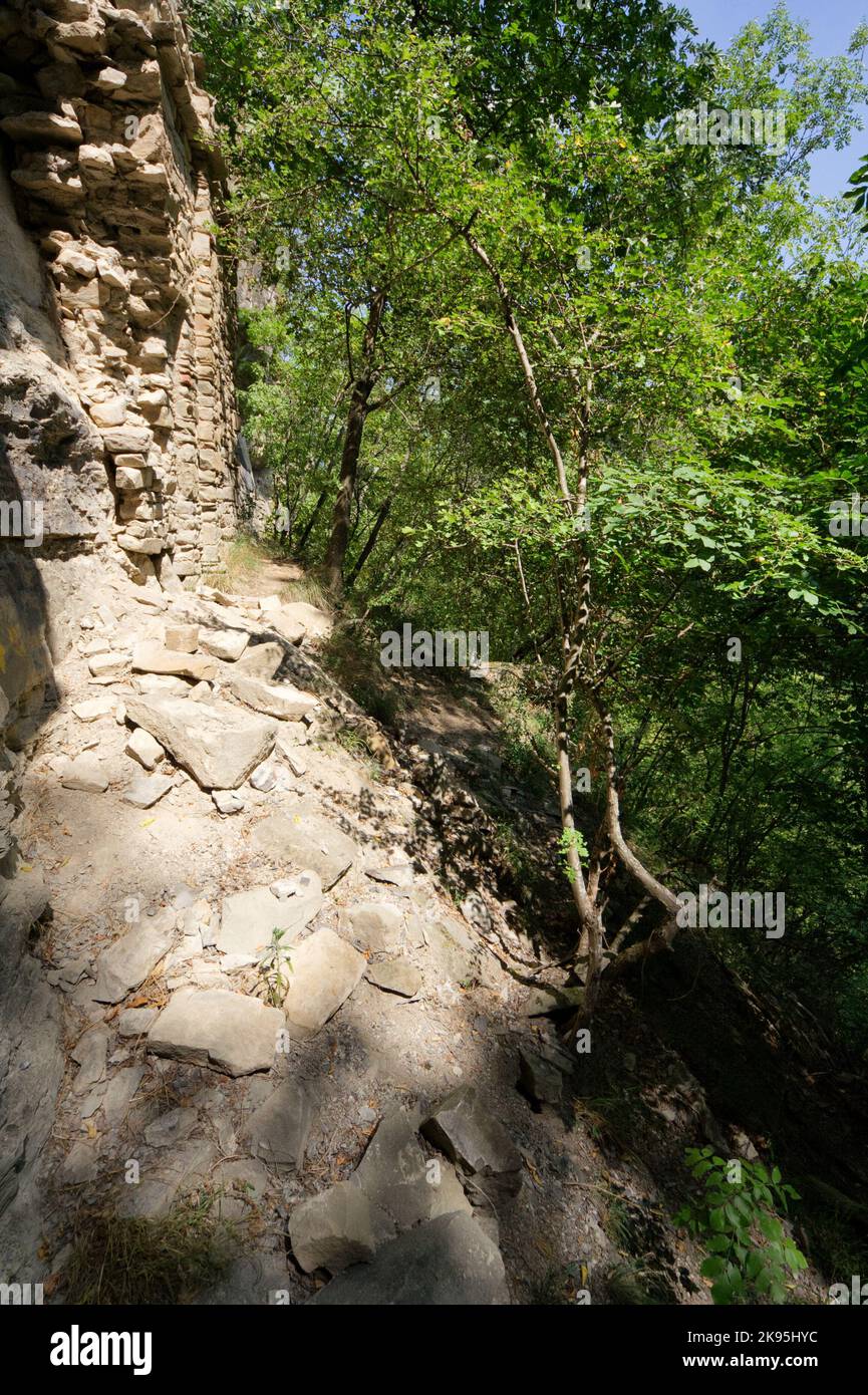 Resti della Chiesa di San Michele collassata vicino alla grotta dove la tradizione dice che San Colombano morì - Coli vicino a Bobbio, Piacenza, Italia Foto Stock