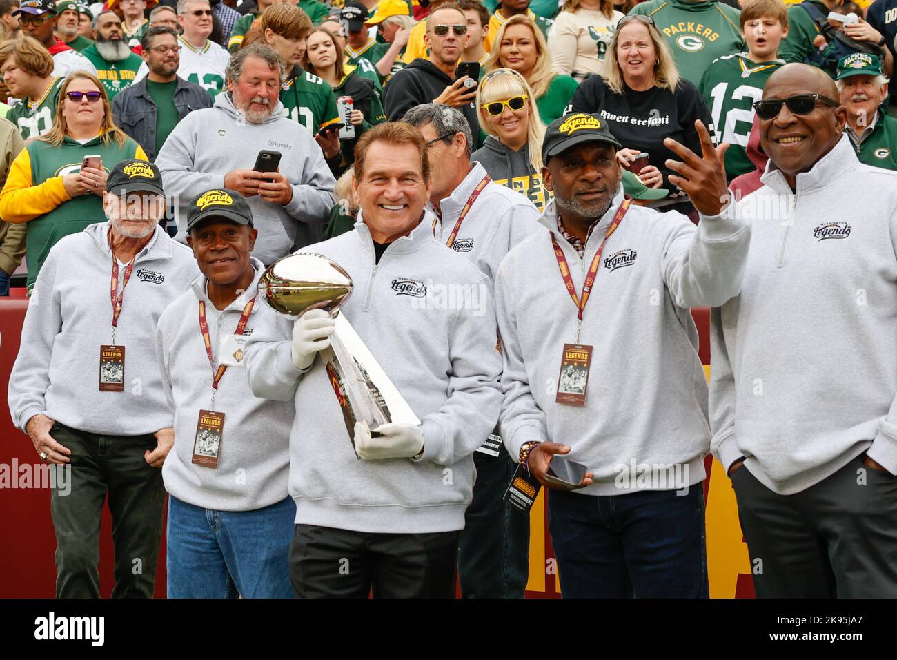 Domenica 23 ottobre 2022; Landover, MD, USA; Washington Legends e i giocatori della squadra vincitrice del Super Bowl XVII, guidata dall'ex quarto di ritorno Joe Thei Foto Stock