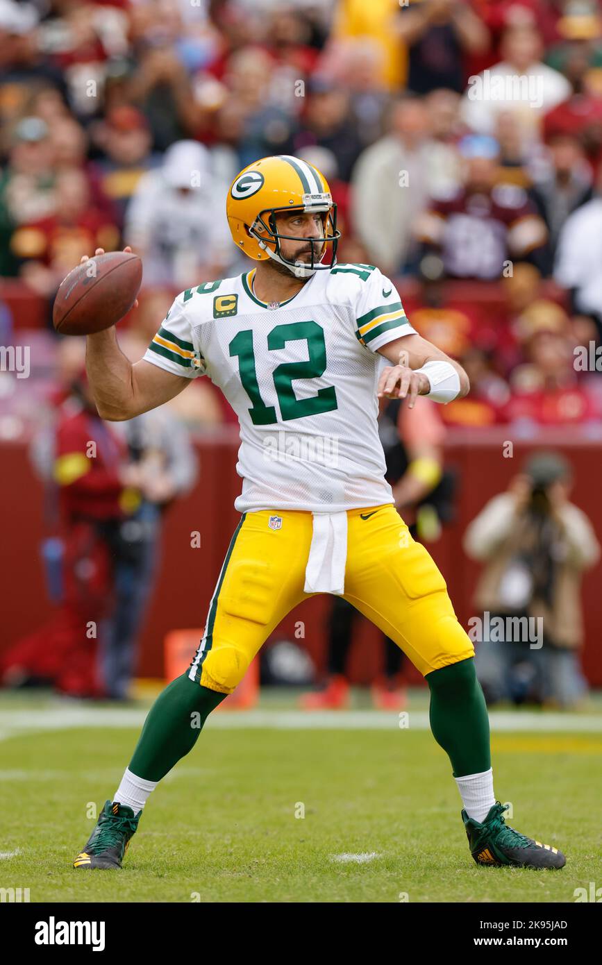 Domenica 23 ottobre 2022; Landover, MD, Stati Uniti; il quarto Aaron Rodgers dei Green Bay Packers (12) passa la palla durante una partita della NFL contro il Washingt Foto Stock