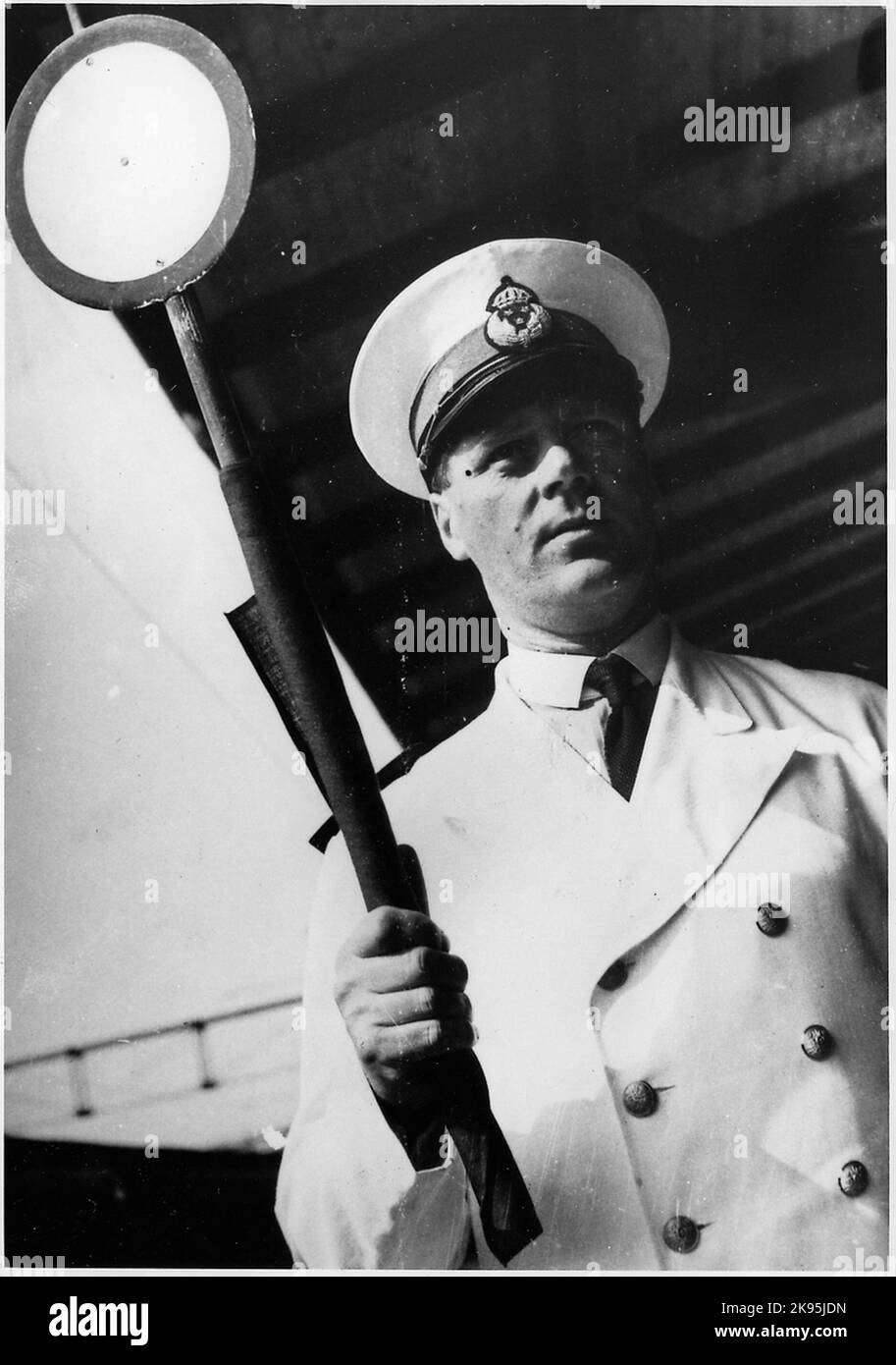 Treno sconosciuto più chiaro in estate uniforme fornisce il segnale di pensionamento. Foto Stock