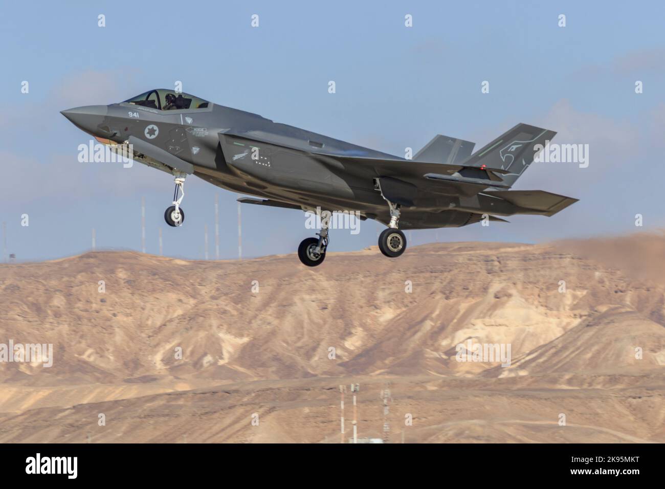 Un F-35 alla BANDIERA blu IAF decollo nel cielo blu Foto Stock