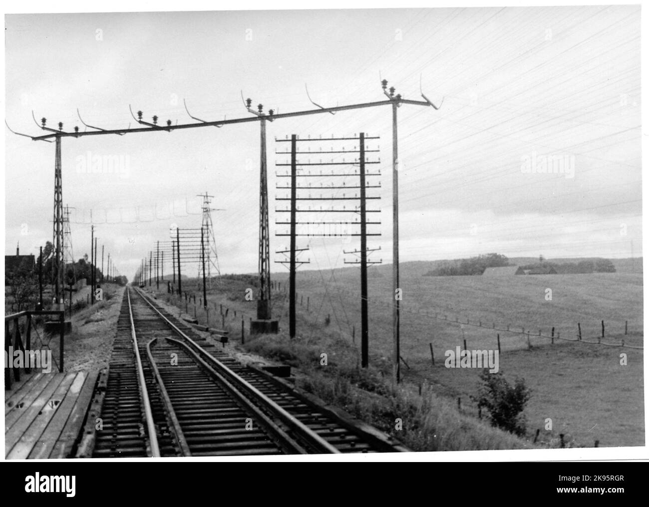 Immagine della linea, sul percorso tra Gunnarstorp e Bjuv. Al ponte sul fiume di Veg. Foto Stock
