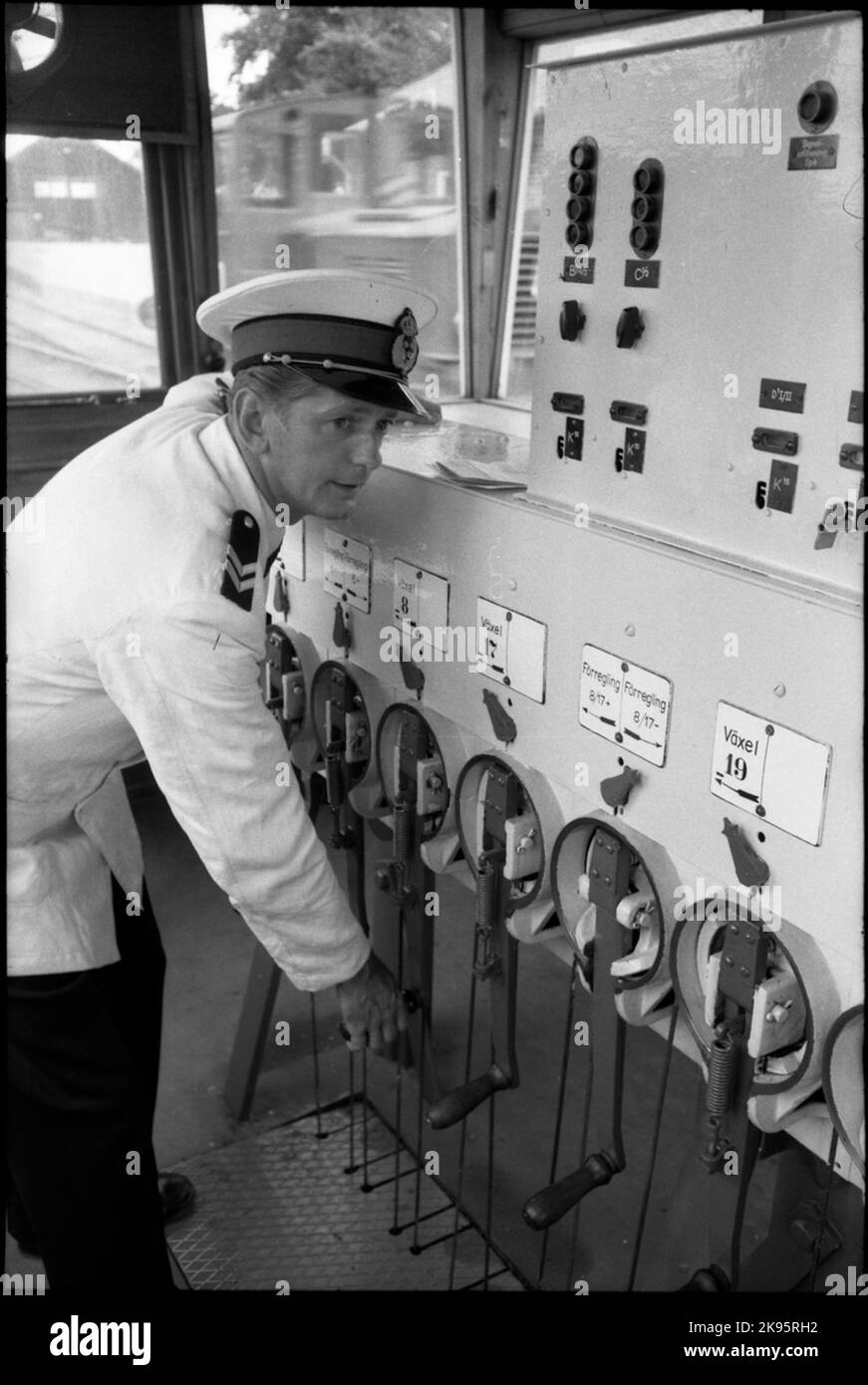 Personale in uniforme d'estate in una messa in moto. La locomotiva è probabilmente una SJ Z49 127. Foto Stock