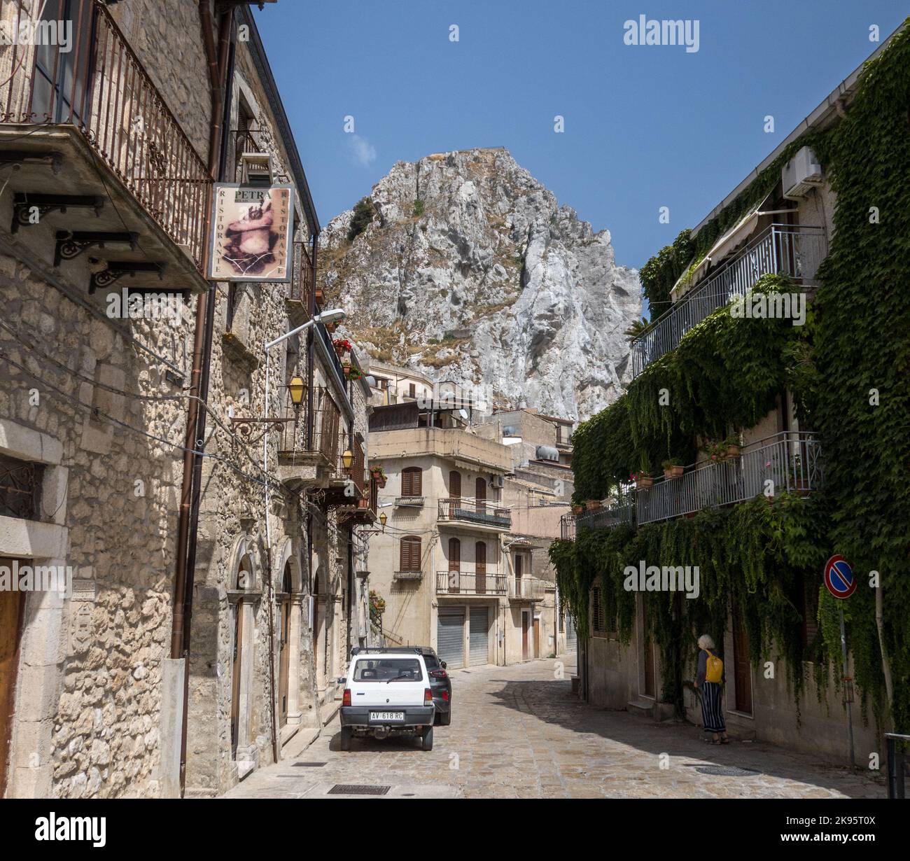 Italia, Sicilia. Caltabellotta città collinare con la Grande Rocca sopra. Foto Stock