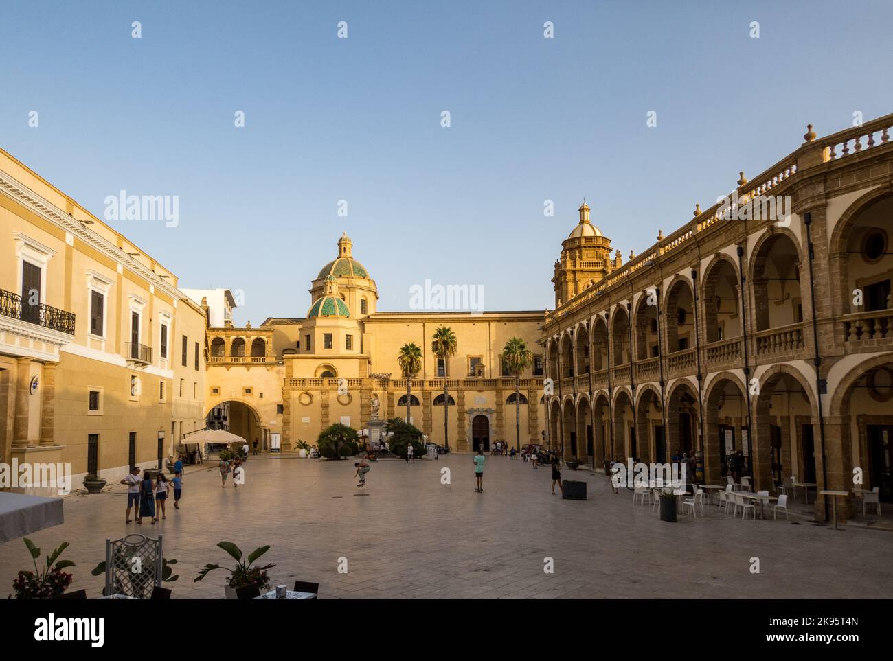 Italia, Sicilia, Mazara del Vallo. Piazza della Repubblica con alla fine la Cattedrale del Santissimo Salvatore Foto Stock