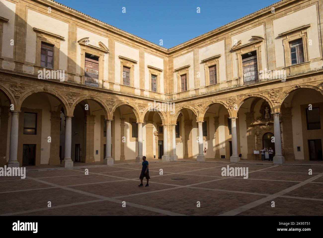 Italia, Sicilia, Mazara del Vallo. Cortile del Collegio dei Gesuiti. Ospita anche un museo di ceramiche di anfora trovato dai pescatori. Foto Stock