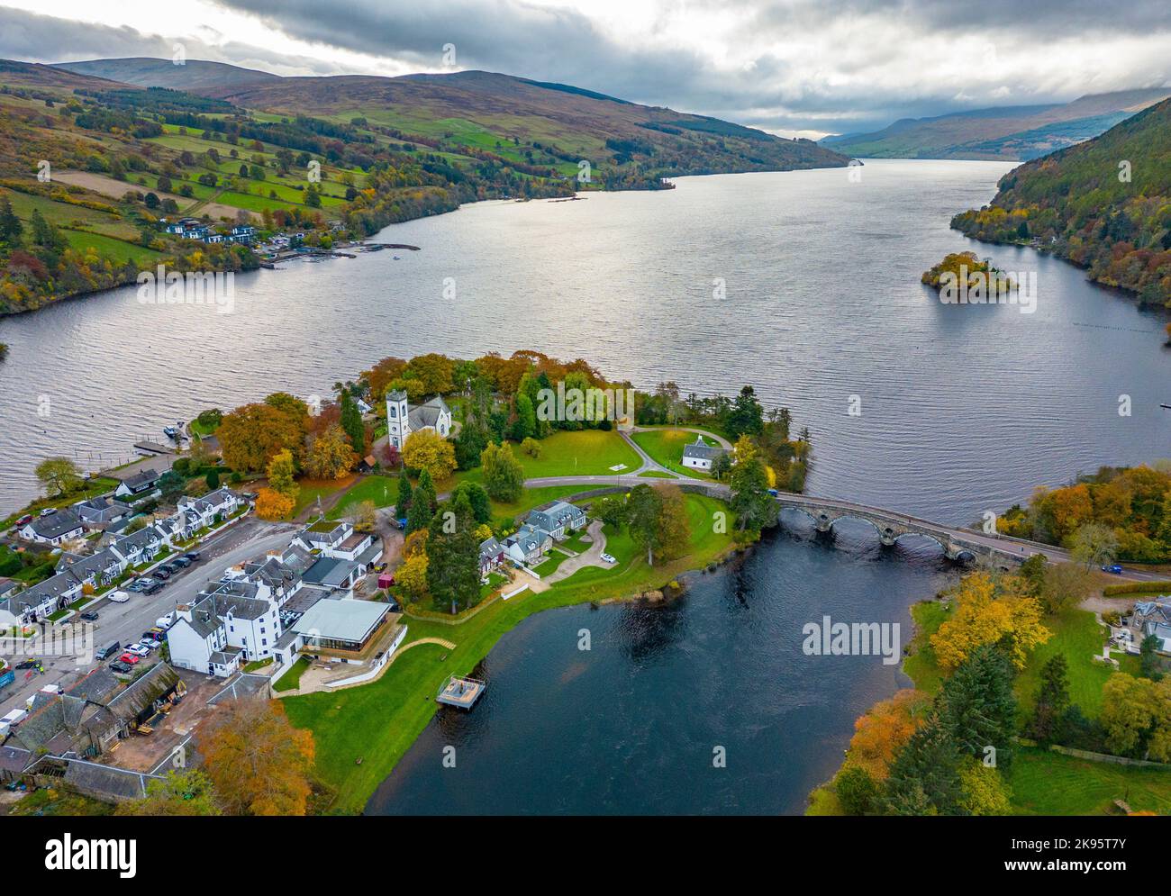 Veduta aerea dei colori autunnali a Kenmore su Loch Tay, Perth e Kinross, Scozia, Regno Unito Foto Stock