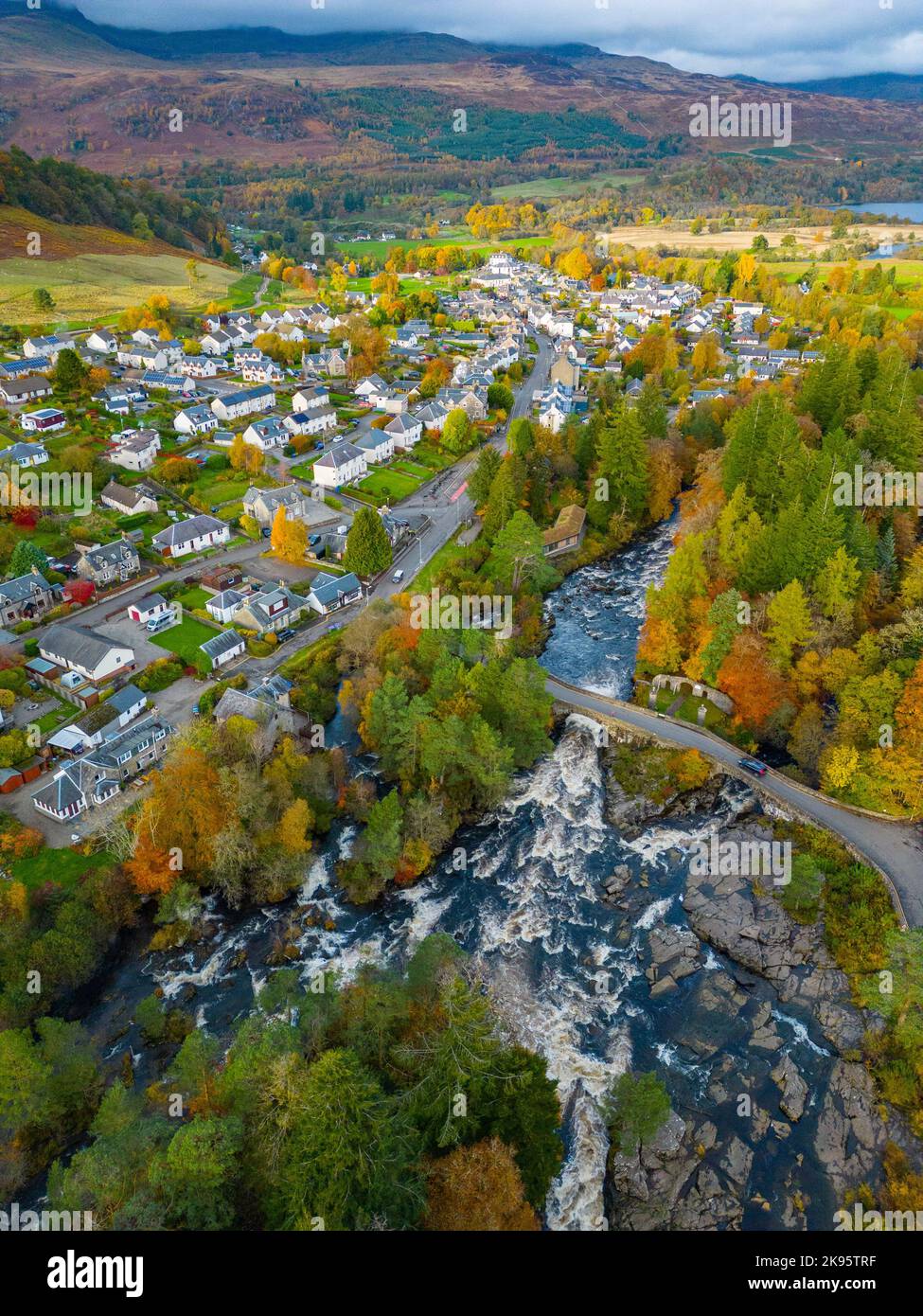 Veduta aerea dei colori autunnali alle cascate di Dochart sul fiume Tay a Killin, Perthshire, Scozia, Regno Unito Foto Stock