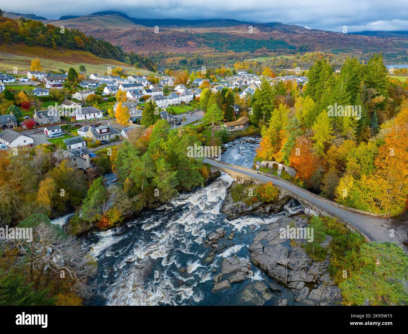 Veduta aerea dei colori autunnali alle cascate di Dochart sul fiume Tay a Killin, Perthshire, Scozia, Regno Unito Foto Stock