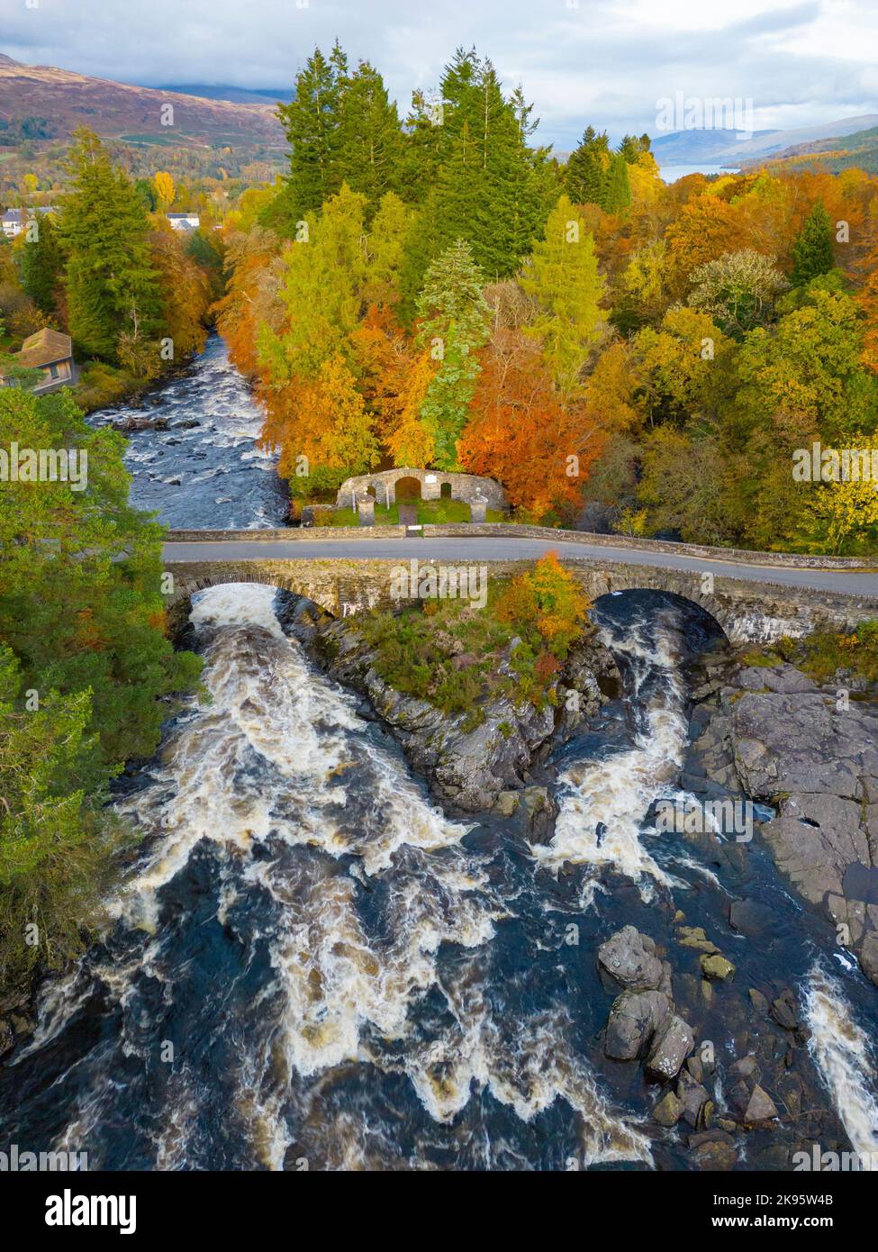 Veduta aerea dei colori autunnali alle cascate di Dochart sul fiume Tay a Killin, Perthshire, Scozia, Regno Unito Foto Stock