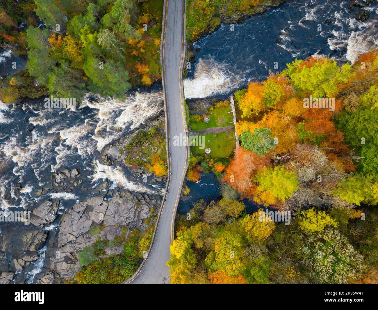 Veduta aerea dei colori autunnali alle cascate di Dochart sul fiume Tay a Killin, Perthshire, Scozia, Regno Unito Foto Stock