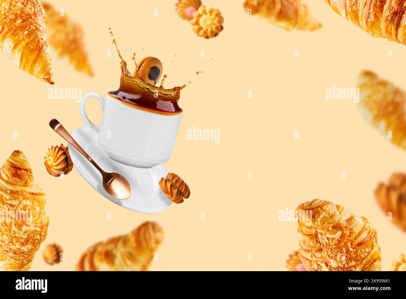 Croissant appena sfornati con formaggio fiocchi sbriciolati, tazza di caffè caldo volare. Foto Stock