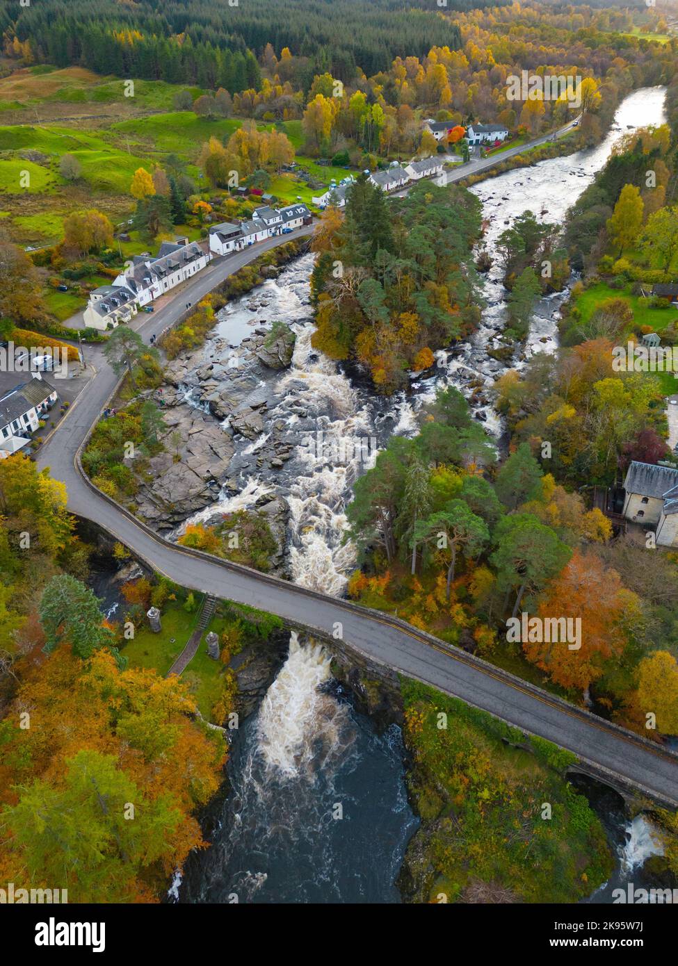 Veduta aerea dei colori autunnali alle cascate di Dochart sul fiume Tay a Killin, Perthshire, Scozia, Regno Unito Foto Stock