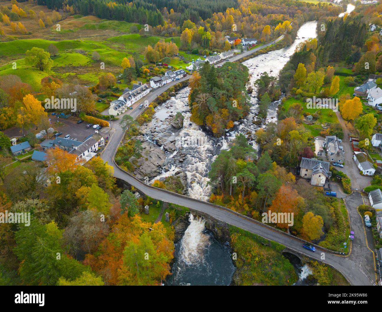 Veduta aerea dei colori autunnali alle cascate di Dochart sul fiume Tay a Killin, Perthshire, Scozia, Regno Unito Foto Stock