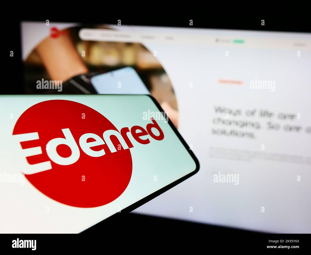 Cellulare con logo della società francese di soluzioni di pagamento Edenred se sullo schermo di fronte al sito web aziendale. Messa a fuoco al centro del display del telefono. Foto Stock