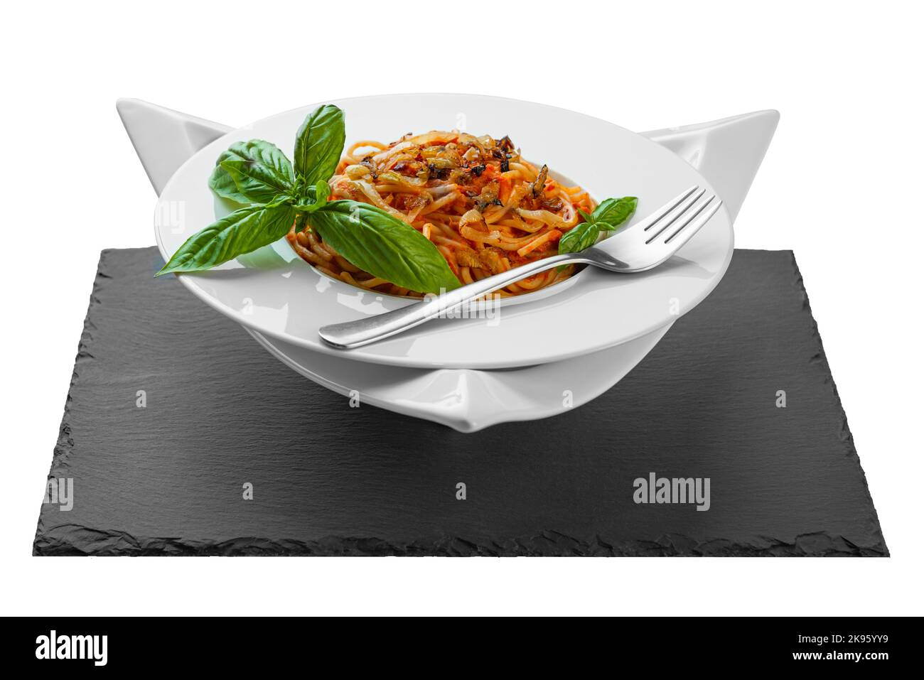 Spaghetti tonno pasta basilico piatto triangolare forma ardesia tavolo piuttosto appetitoso Foto Stock