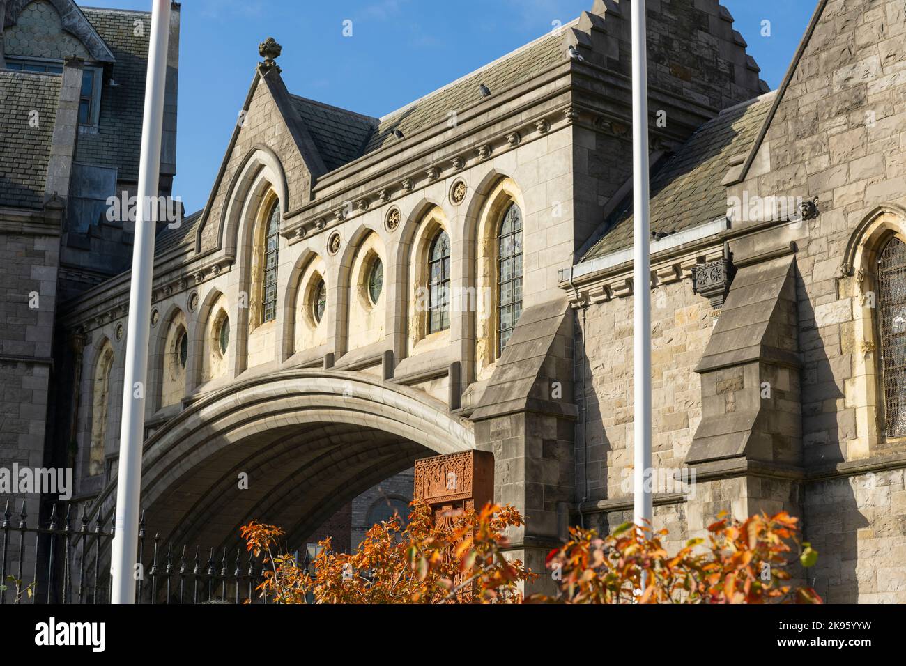 Repubblica d'Irlanda Eire Dublin Christ Church Cathedral c.. 1030 hump retro ponte coperto ponte pedonale in pietra sulla strada tra Sinodo e Chiesa Foto Stock