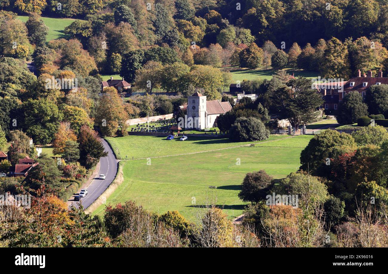 Un paesaggio rurale inglese in Chilltern Hills nel Hamlet di Badenham nel Buckinghamshire con campo di cricket in primo piano Foto Stock