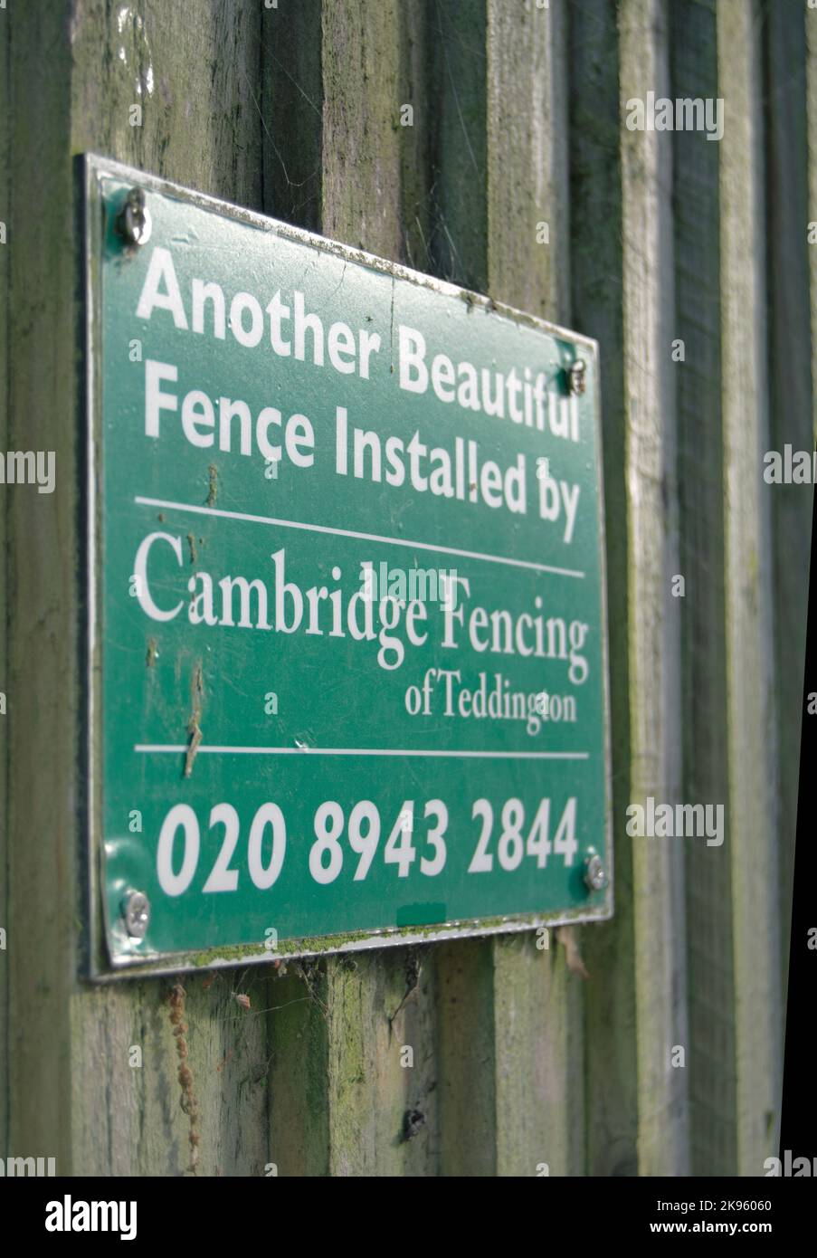 su una recinzione in legno del giardino a kingston, surrey, inghilterra, gli installatori lasciano un segno che sostiene di avere fornito un'altra recinzione bella Foto Stock