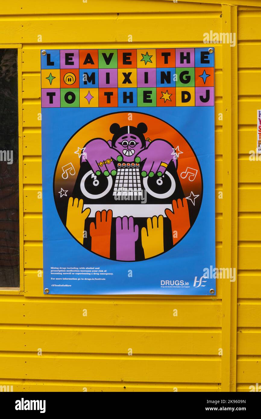 Repubblica d'Irlanda Eire Dublino NCAD National College of Art and Design campus Red Square mixing drugs alcol farmaco avvertimento aiuto poster Foto Stock