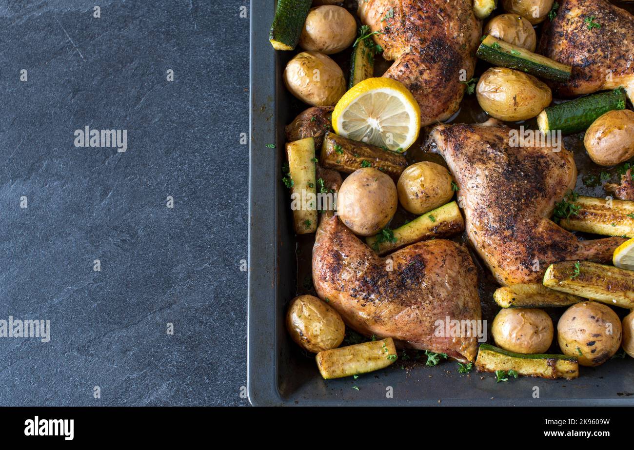 Cibo sano su una griglia da forno isolato su sfondo scuro dall'alto con spazio copia Foto Stock