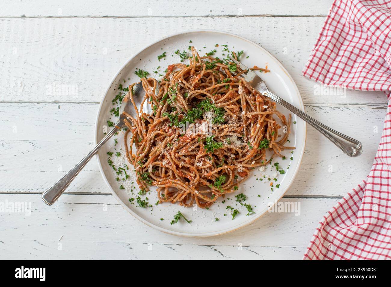 Spaghetti al sugo di pomodoro con tagliatelle di grano integrale e parmigiano Foto Stock