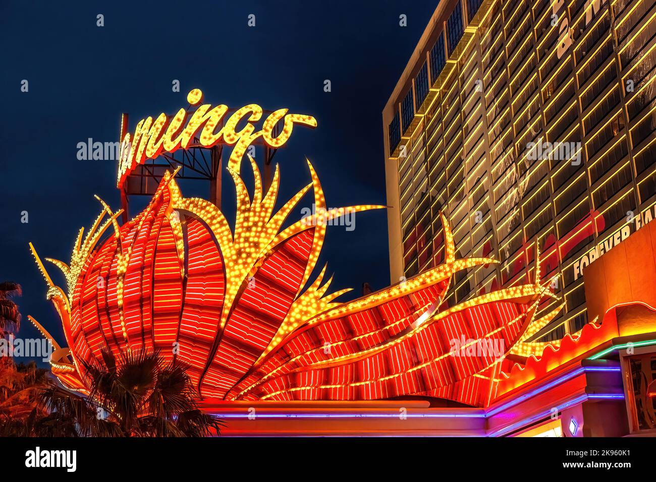 Las Vegas, USA - 18 aprile 2012: L'iconica mostra di piume sopra l'ingresso del famoso Flamingo Hotel and Casino, il più antico hotel della Strip, Foto Stock