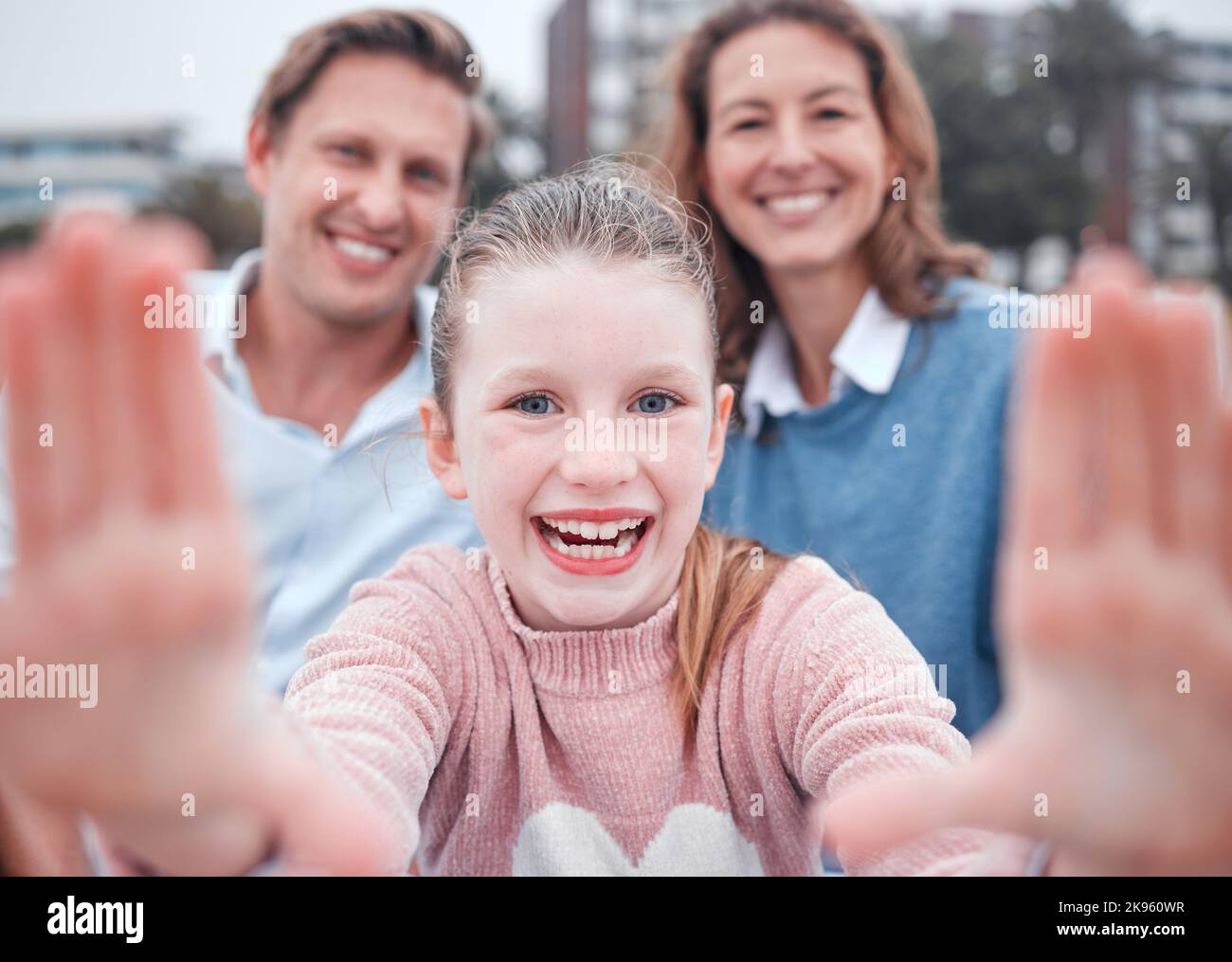Ragazza, cornice e famiglia per selfie con sorriso, ritratto o felice in città, metropolitana o città al parco, fumetto o bonding. Madre, padre o bambino con Foto Stock