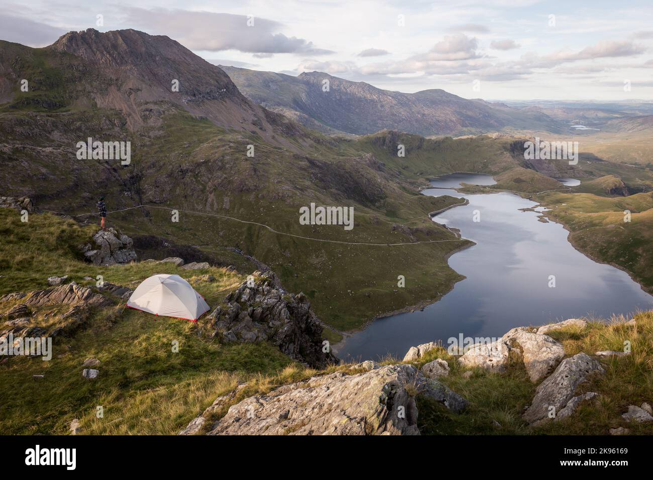 Tenda sopra Llyn Llydaw sul ferro di cavallo di Snowdon. Foto Stock