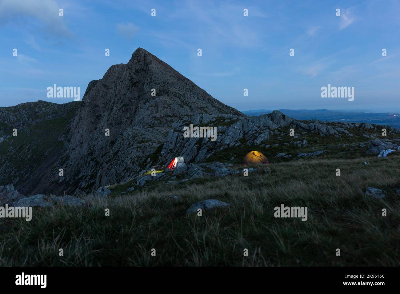 Tende campeggio selvaggio accanto a Y lliwedd sulla Snowdon Horseshoe, Galles del Nord Foto Stock