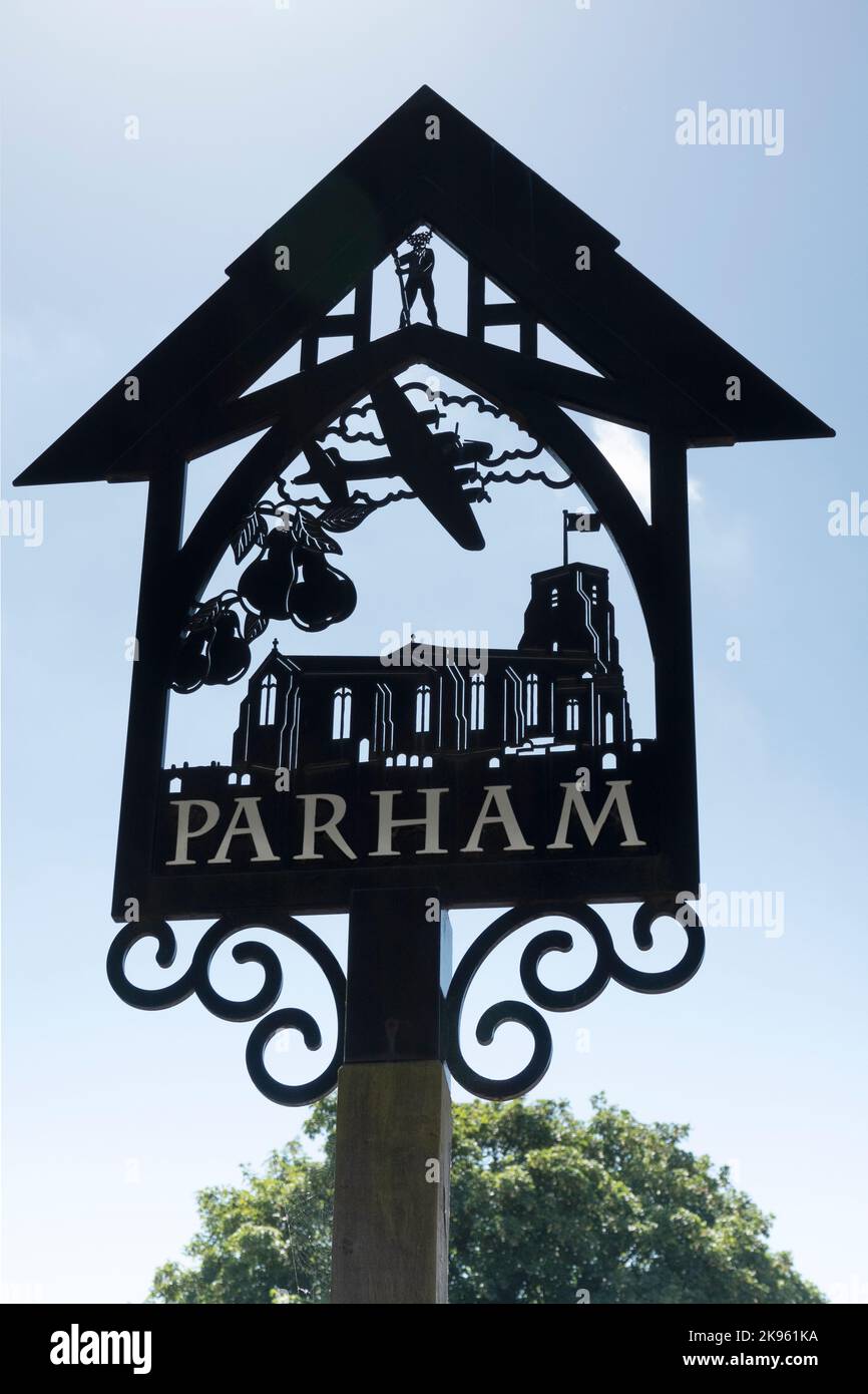 Parham in Suffolk paese segno con cielo blu dietro progettato e fabbricato in loco Foto Stock
