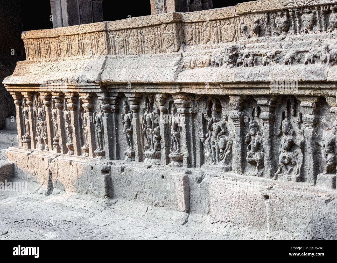 Un primo piano dei dettagli delle pareti nei Templi di Ellora Foto Stock