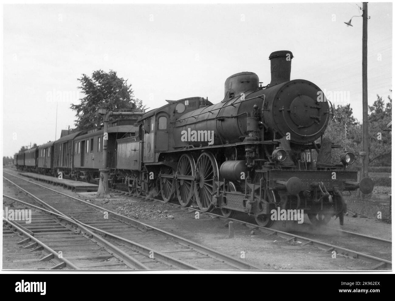 Annaffiatura al Hultsfred Bangården. Treni passeggeri prelevati dalle ferrovie statali, SJ A3 1012. Foto Stock
