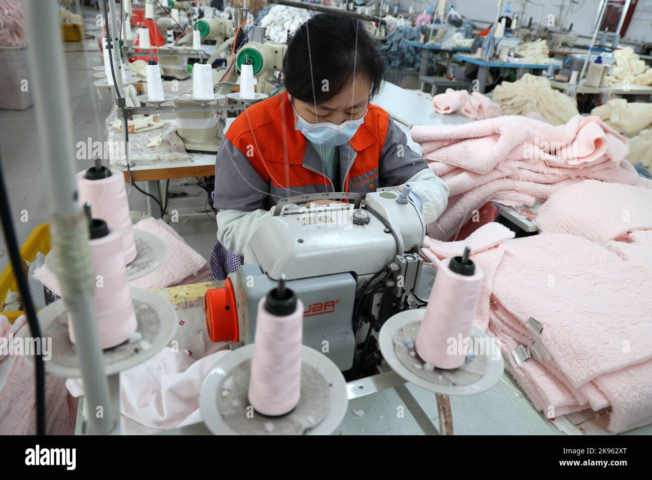 BINZHOU, CINA - 26 OTTOBRE 2022 - Un lavoratore lavora in un laboratorio di  un'azienda di produzione di abbigliamento per bambini a Binzhou, provincia  di Shandong nella Cina orientale Foto stock - Alamy