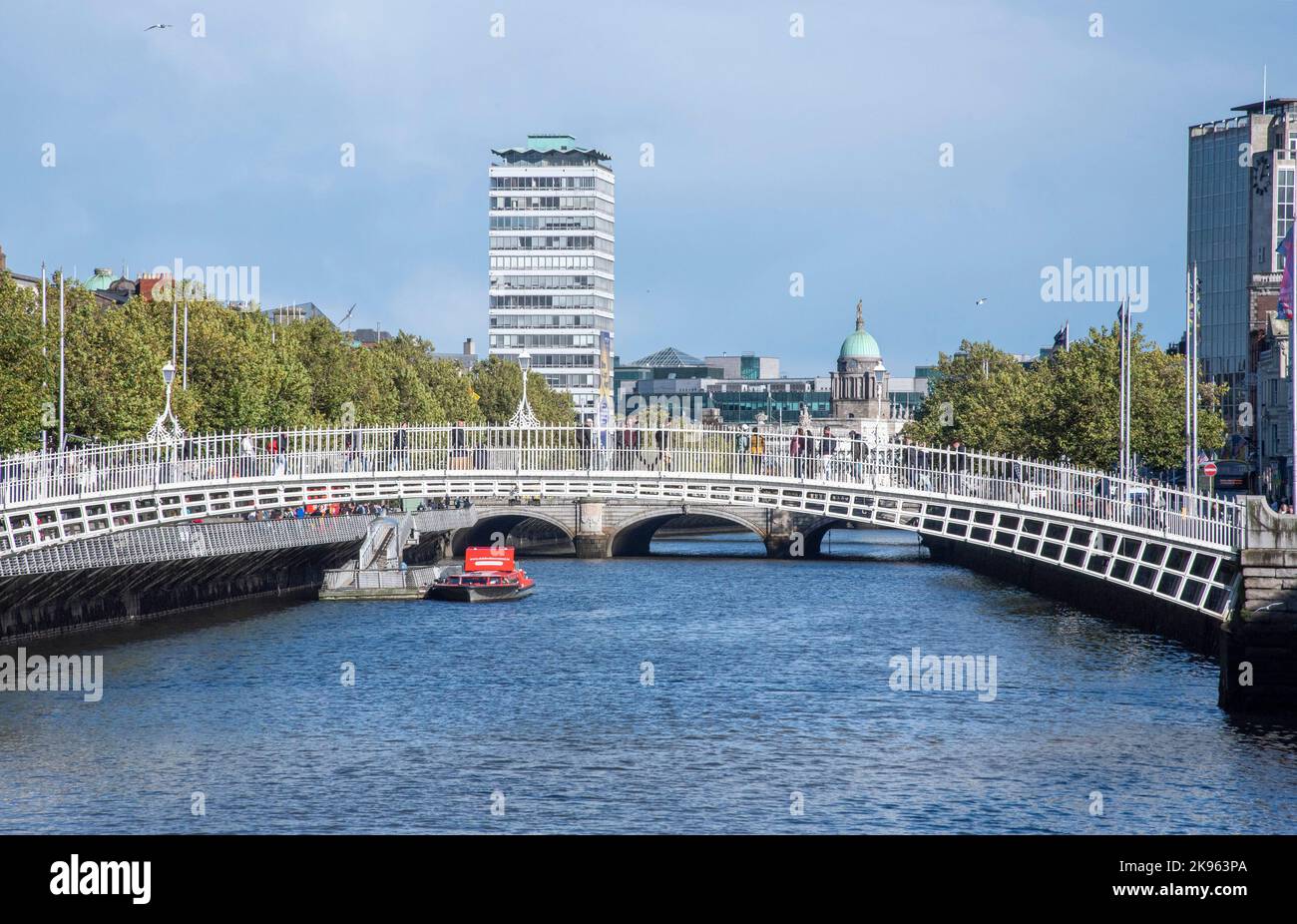 Halfpenny Bridge in una vista in direzione est del fiume Liffey a Dublino Irlanda Foto Stock