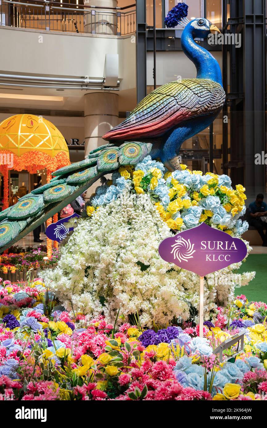 Kuala Lumpur, Malesia - Ottobre 20,2022 : decorazione colorata del pavone in Suria KLCC Kuala Lumpur Malesia durante la celebrazione di Deepavali o Diwali. Foto Stock