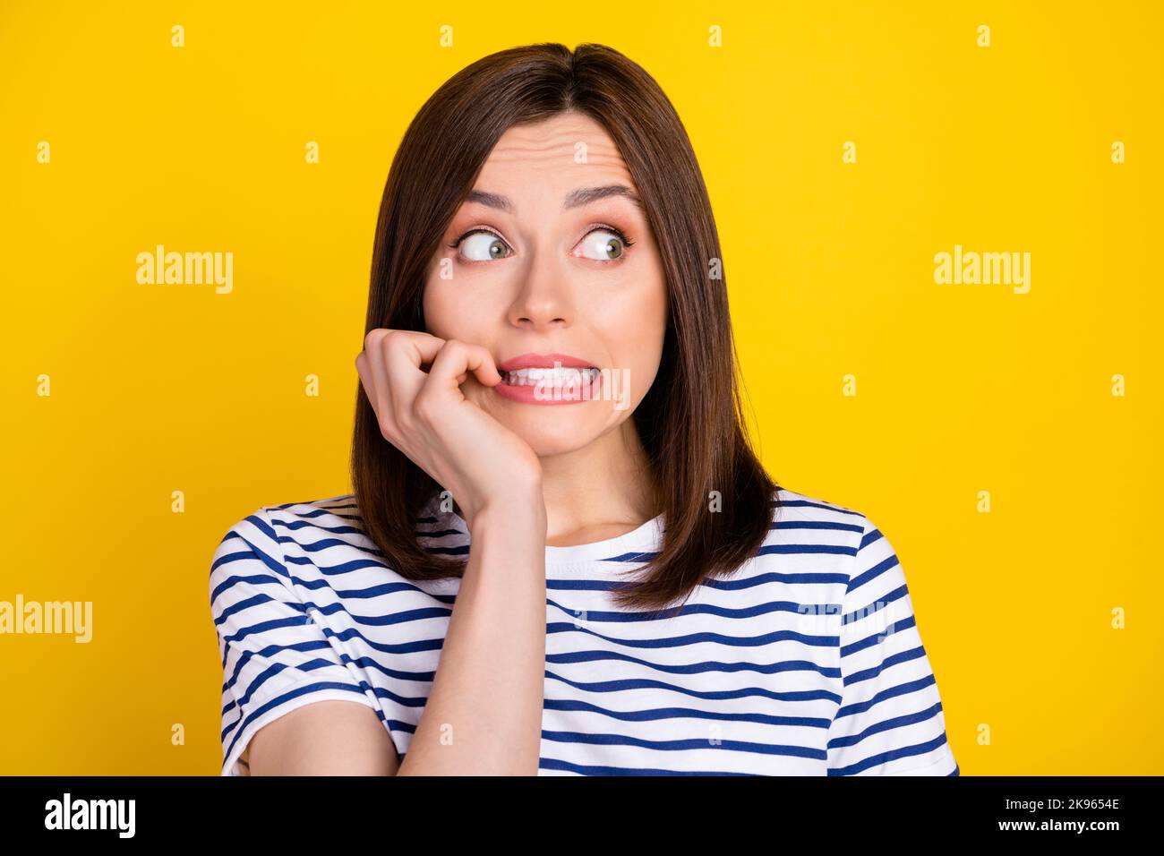 Primo piano foto di giovane donna attraente morso denti nervosi vogliono scarpe sconto incerto guardare spazio vuoto isolato su sfondo giallo colore Foto Stock