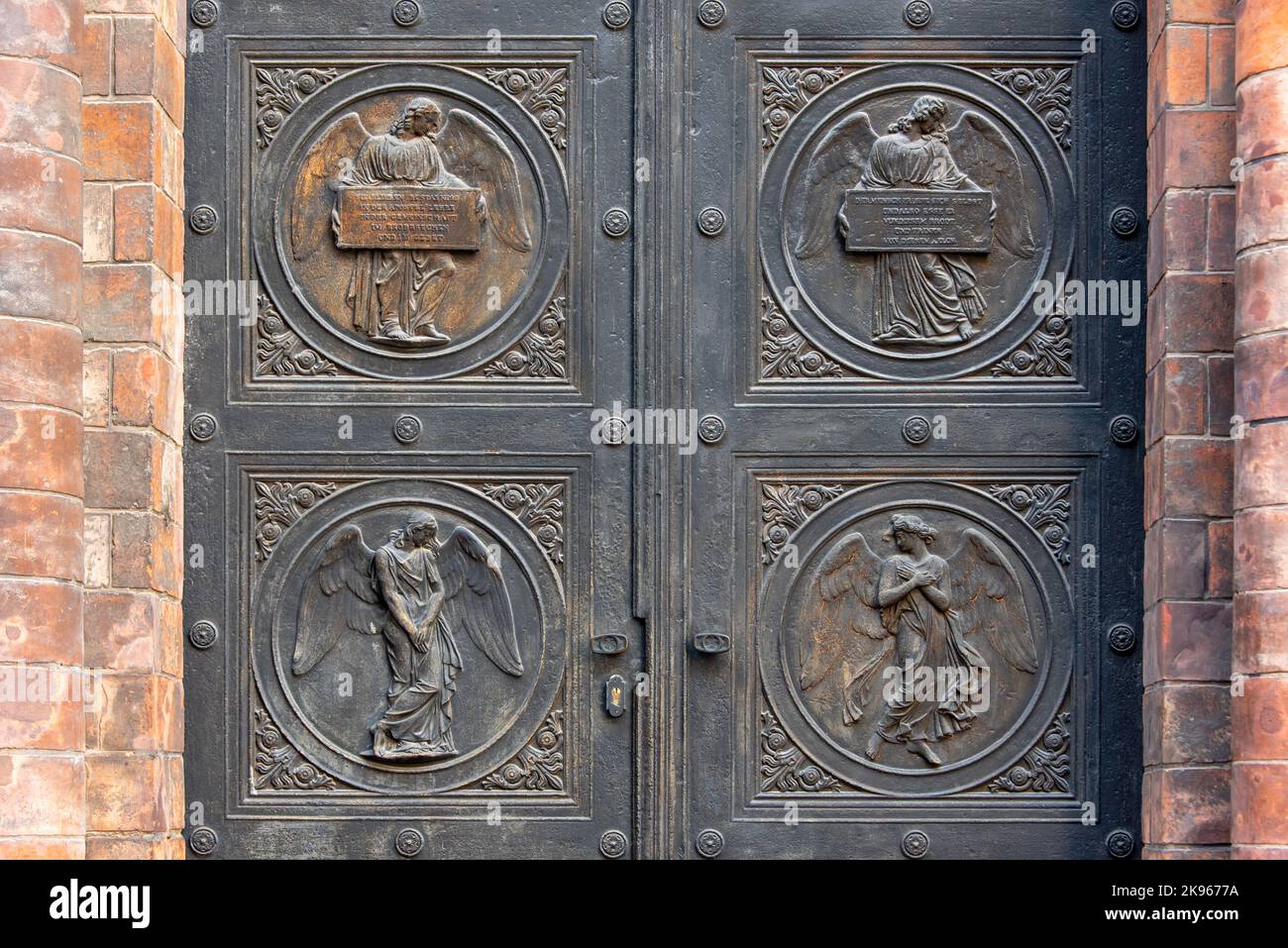 Angelo intagliato sulle porte della chiesa a Berlino, Germania. Particolare del pannello metallico sulla porta del tempio, ingresso alla chiesa. Foto Stock