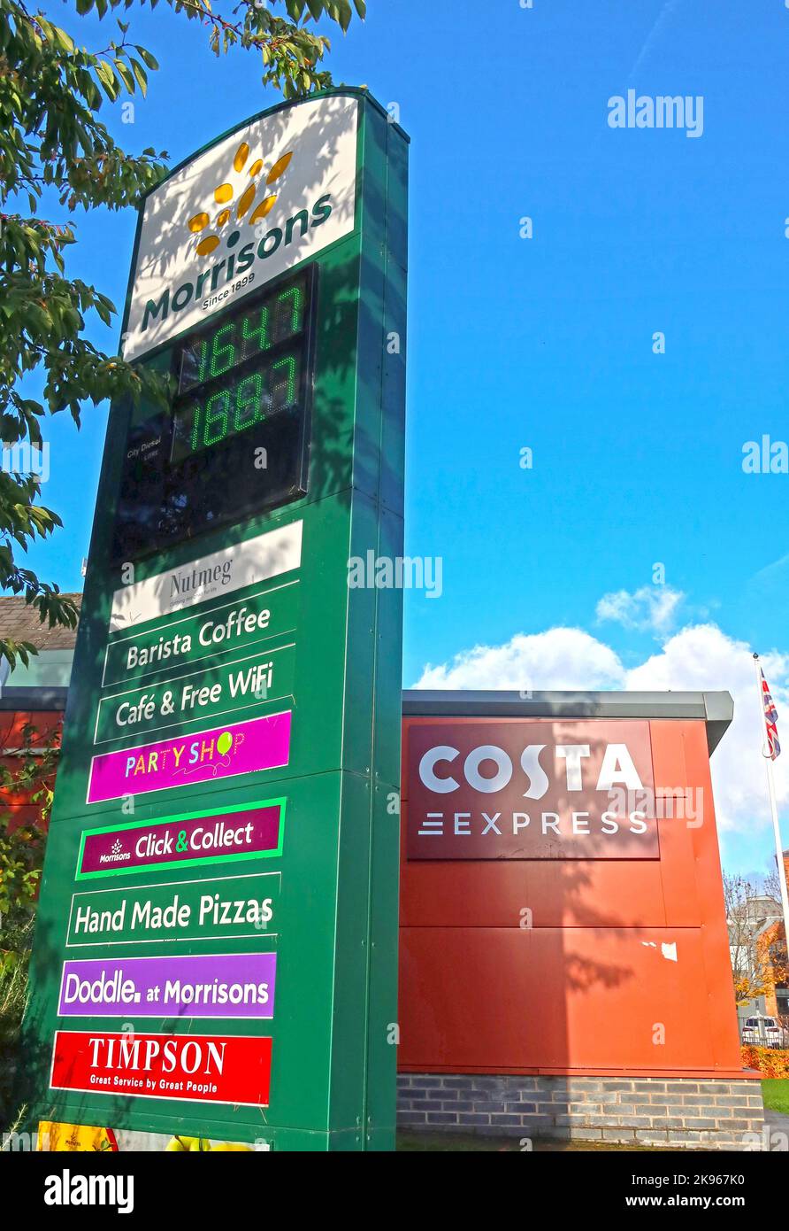 Morrisons supermercato segno, Wilderspool, Stockton Heath, Warrington, Cheshire, Inghilterra, Regno Unito con Costa Coffee outlet, caffè, Timpson, doddle, Nutmeg, pizze Foto Stock