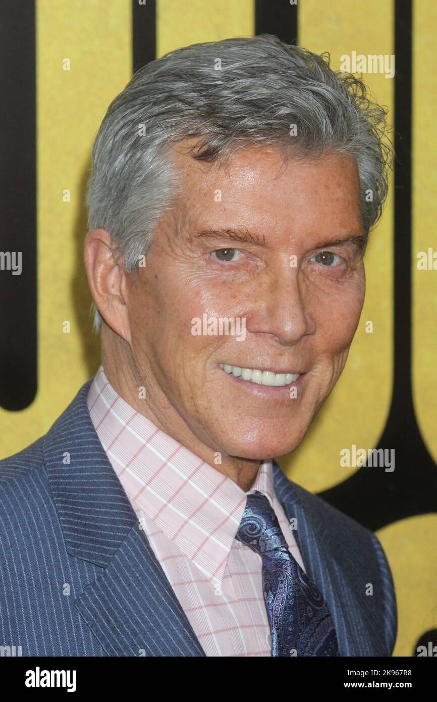 Michael buffer, presentatore di ring di boxe professionale, partecipa alla prima mondiale di Warner Bros. Pictures 'Grudge Match' a favore del Tribeca Film Institute presso lo Ziegfeld di New York il 16 dicembre 2013. Photo Credit: Henry McGee/MediaPunch Foto Stock
