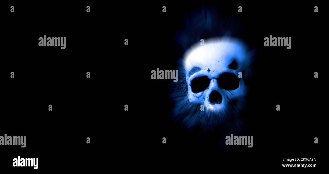 Cranio umano sdraiato in cima a sporco zoomato sfondo nero Foto Stock