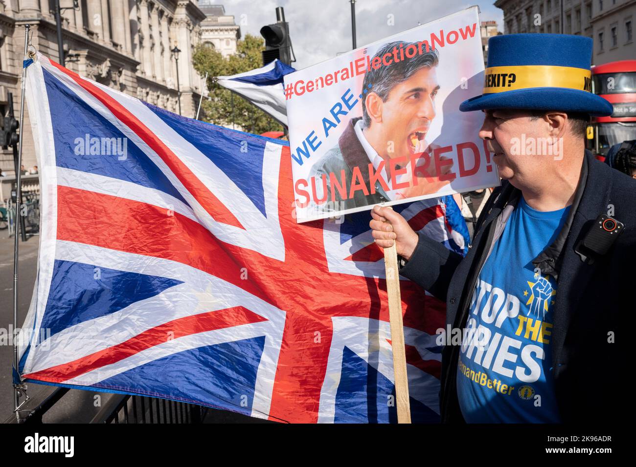 Steve Bray, protesista anti-Brexit, è visto con cartelli contro le ultime politiche del governo conservatore britannico in Piazza del Parlamento il giorno in cui il primo ministro Rishi Sunak fa la sua prima apparizione a 'PMQ' (prime Minister's Questions) in parlamento, il 26th ottobre 2022, a Londra, Inghilterra. Foto Stock