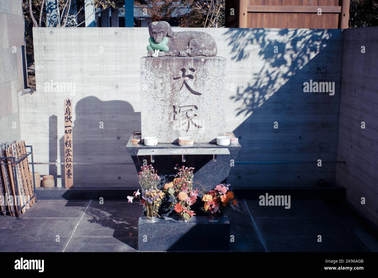 Un altare all'aperto nel tempio dei quattro Re Celeste, Tsu Shi, Giappone Foto Stock