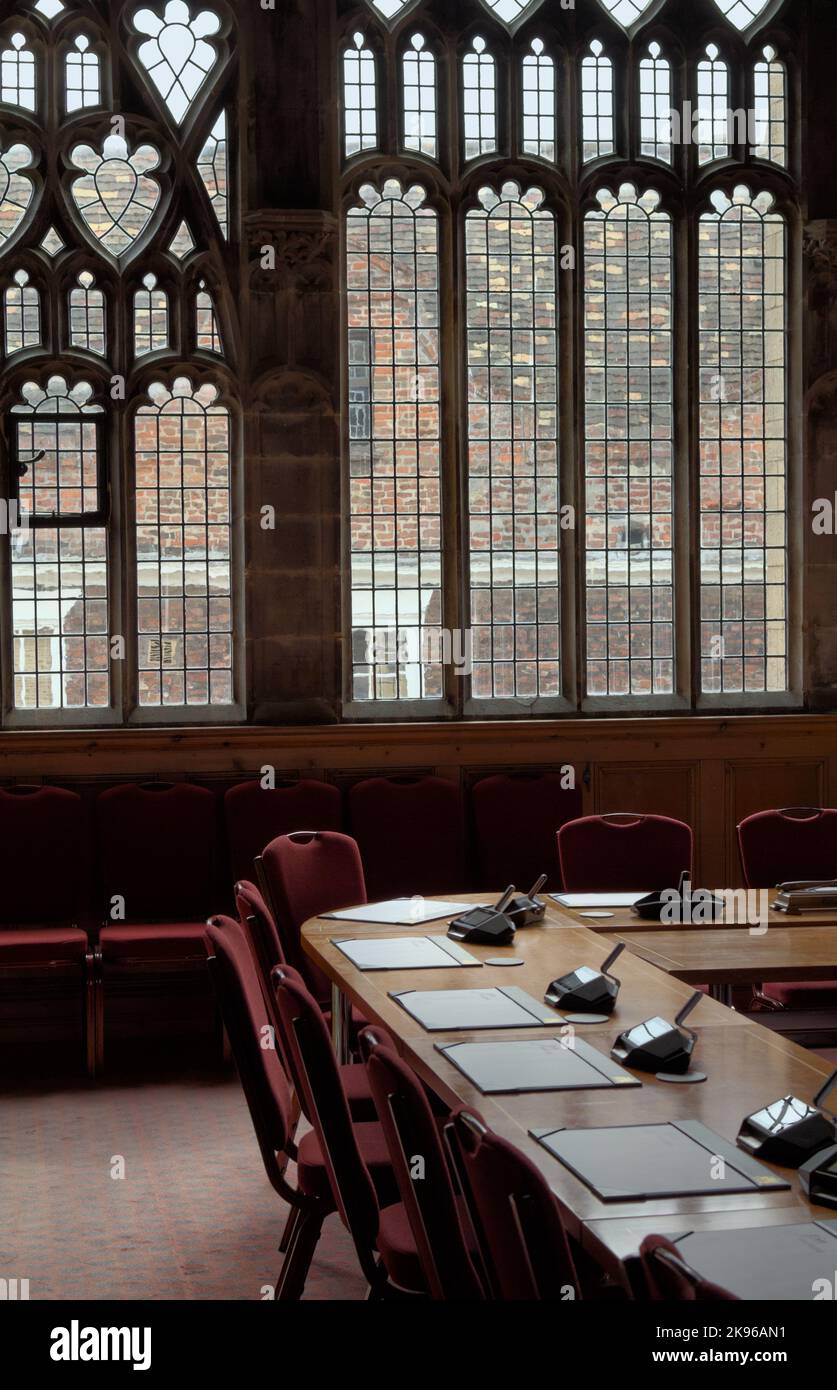 Tavoli lunghi, sedie e schermi televisivi nella Sala conferenze della Camera dei Consigli nella Sala delle Gilde della Trinità Santa e indivisa, King's Lynn, UK Foto Stock