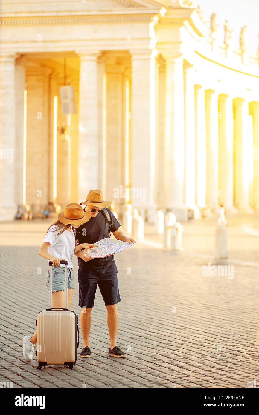 Turisti felici guardando una mappa. Coppia di turisti in vacanza a Roma, Italia. Delocalizzazione Foto Stock