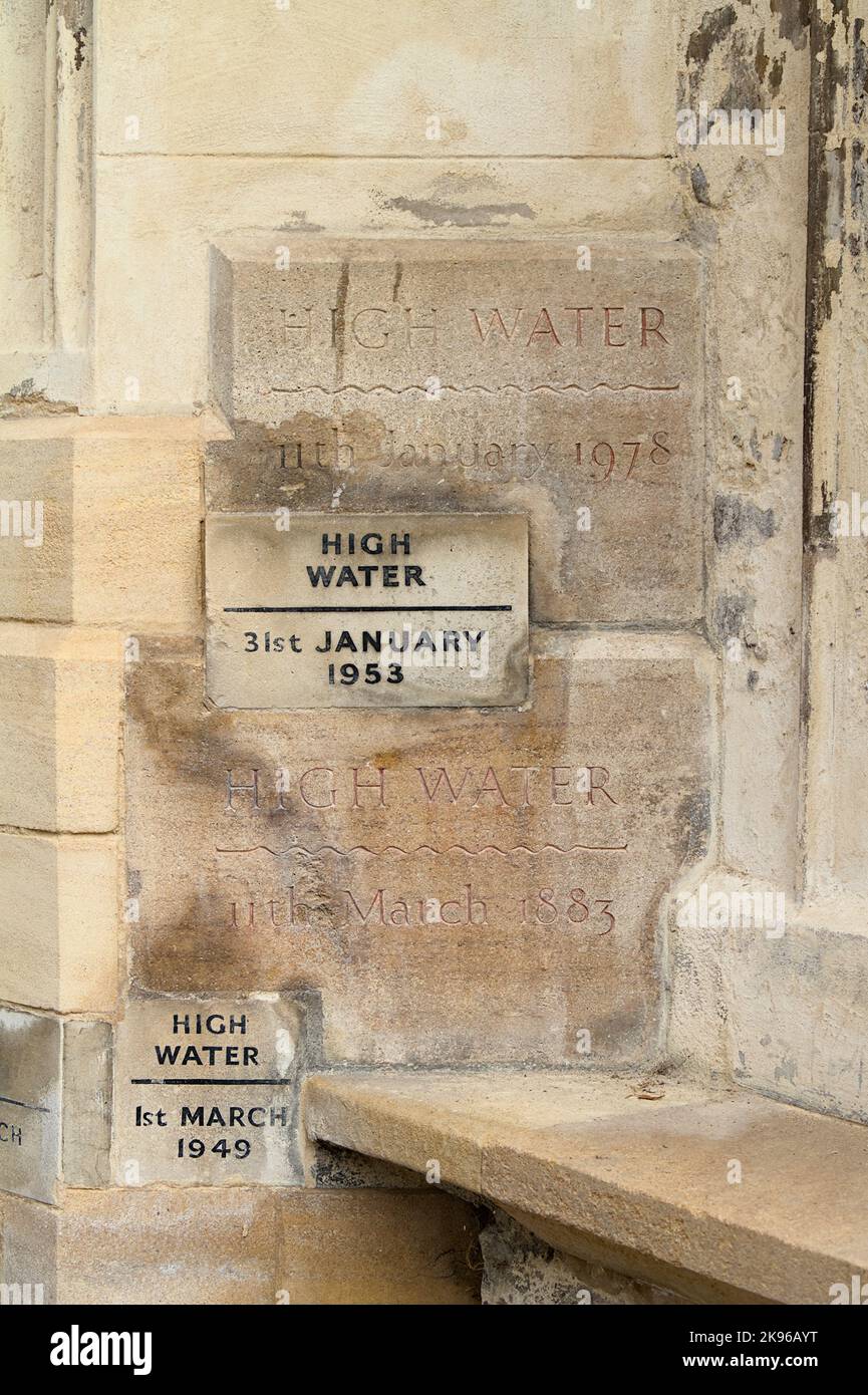 Varie pietre intagliate che marchiscono i contrassegni dell'acqua alta dopo l'inondazione dal fiume Ouse all'entrata alla Minster di re Lynn, Regno Unito Foto Stock