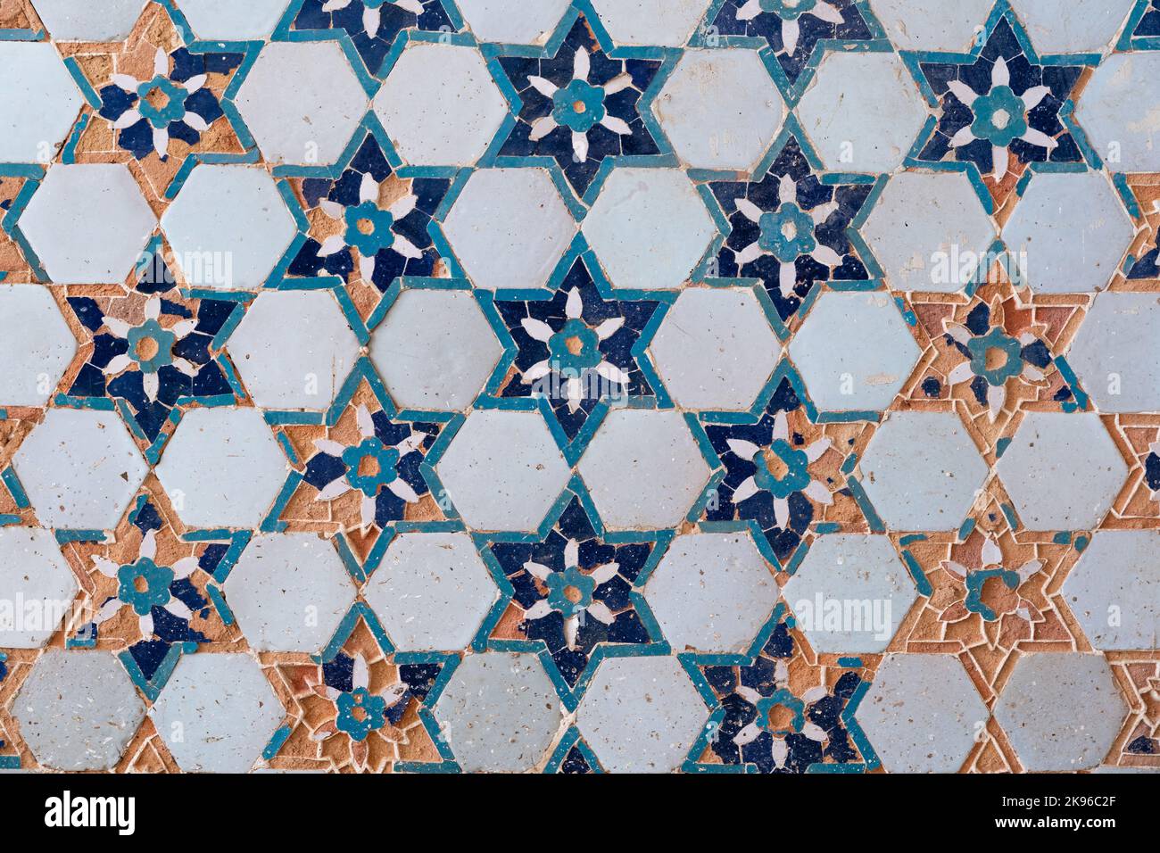 Vista in primo piano del decor geometrico con antiche piastrelle bianche e blu con motivi floreali e stelle sulle pareti della moschea di Kok Gumbaz, Istaravshan, Sughd, Tagikistan Foto Stock