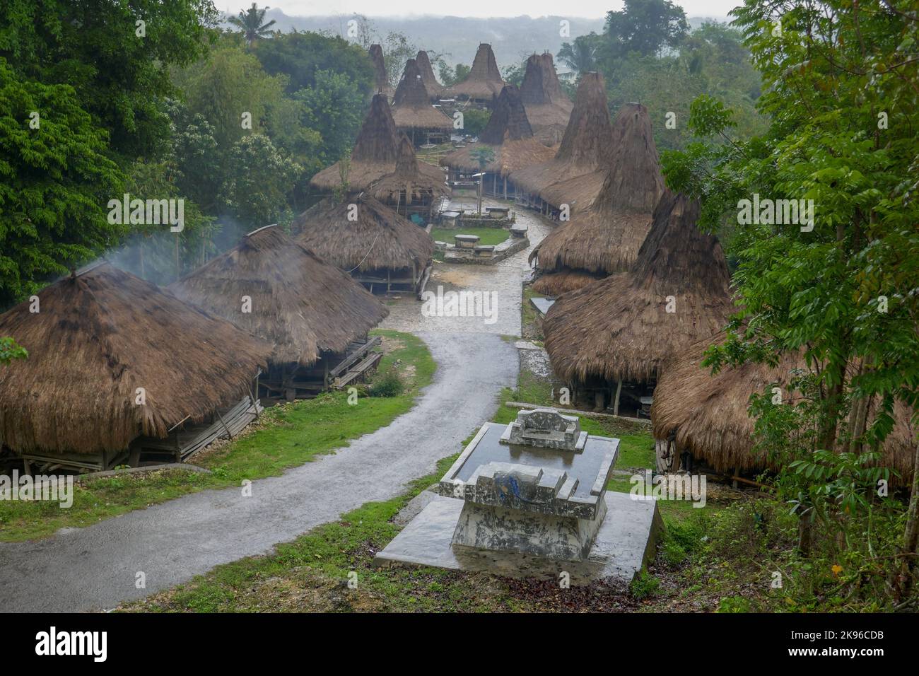 Vista del bellissimo villaggio tradizionale di Prai Ijing in una giornata di pioggia, Waikabubak, isola di Sumba, Nusa Tenggara orientale, Indonesia Foto Stock