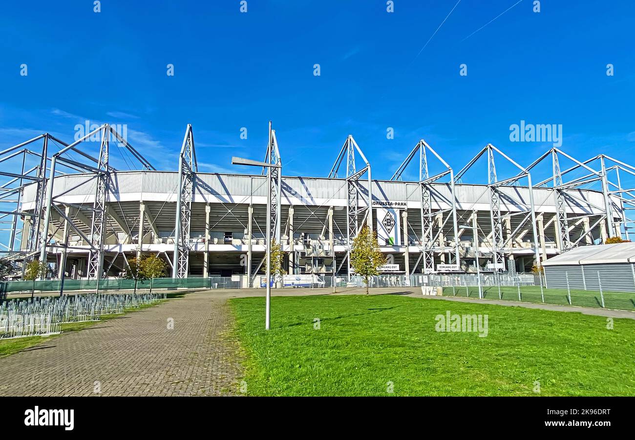 Mönchengladbach, Germania - Ottobre 9. 2022: Stadio di calcio moderno contro il cielo blu nel parco Borussia Foto Stock